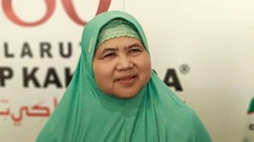 Kelakar Fan Saat Member JKT48 Foto Bareng Mamah Dedeh: Curhat Dong
