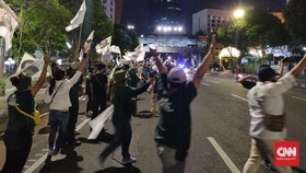 Debat Pilkada Surabaya, Massa Sambut Machfud Tak Jaga Jarak