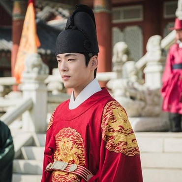 Momen Lucu Kim Jung Hyun Saat Syuting Pakai Hanbok di 'Mr Queen'