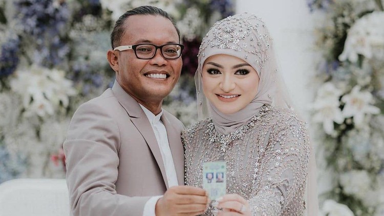 Gaya hijab Nathalie Holscher saat menikah