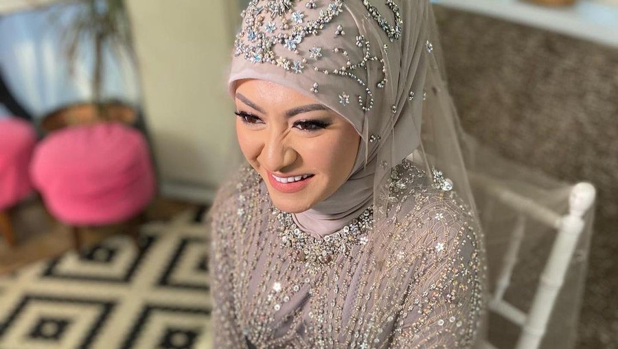 Gaya hijab Nathalie Holscher saat menikah