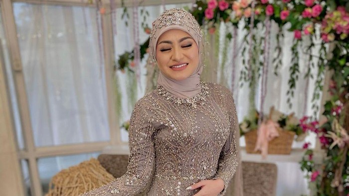 Gaya hijab Nathalie Holscher saat menikah