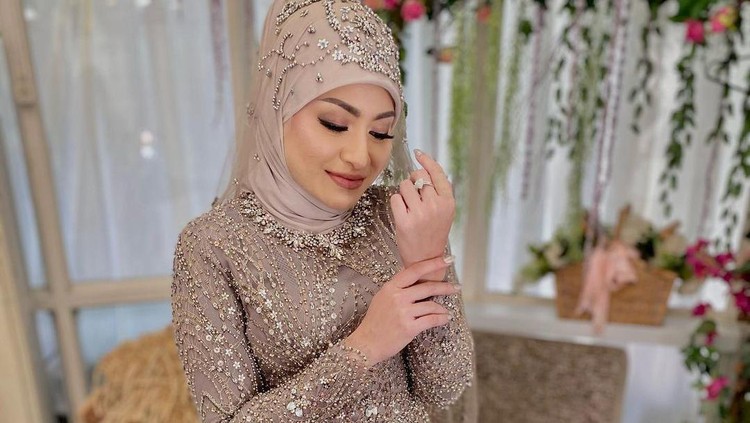 Nathalie Holscher Gaya hijab Nathalie Holscher saat menikah