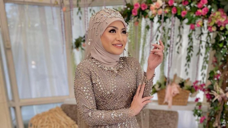 Nathalie Holscher Gaya hijab Nathalie Holscher saat menikah