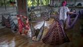 FOTO : Nestapa Buruh Wanita di Perkebunan Kelapa Sawit Sejumlah wanita bekerja di perkebunan kelapa sawit demi membantu suami mereka. Mereka sering tak mendapat jaminan pekerjaan layak dan bekerja terlalu berat.