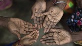 FOTO : Nestapa Buruh Wanita di Perkebunan Kelapa Sawit Sejumlah wanita bekerja di perkebunan kelapa sawit demi membantu suami mereka. Mereka sering tak mendapat jaminan pekerjaan layak dan bekerja terlalu berat.