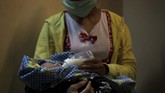 FOTO : Nestapa Buruh Wanita di Perkebunan Kelapa Sawit Sejumlah wanita bekerja di perkebunan kelapa sawit demi membantu suami mereka. Mereka sering tak mendapat jaminan pekerjaan layak dan bekerja terlalu berat.