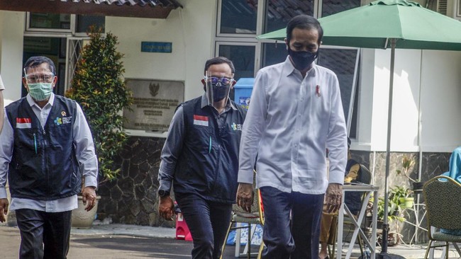 KSP menyatakan Presiden Jokowi menekankan prinsip kehati-hatian dalam mengimplementasikan vaksinasi kepada masyarakat.
