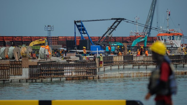 PT Pelabuhan Patimban Internasional siap memberikan kompensasi ongkos bagi pengusaha yang memindahkan bongkar muat dari Pelabuhan Tanjung Priok ke Patimban.