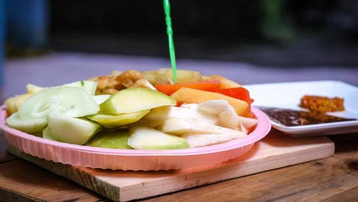 Resep Rujak Manis Kudapan Segar untuk Siang Hari!