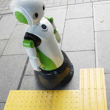 Robot Ini Ingatkan Pengunjung untuk Pakai Masker & Jaga Jarak