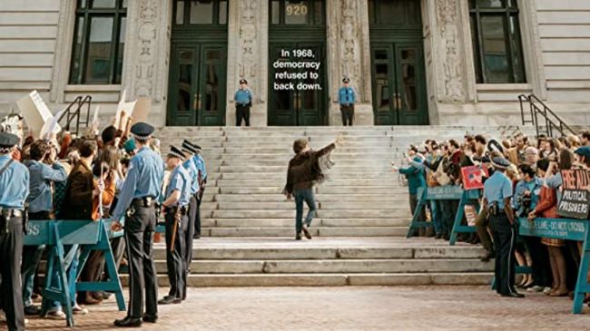 Review Film: The Trial of the Chicago 7 The Trial of the Chicago 7 mengikatkan benang merah relevansi isu pergerakan dalam satu paket sajian audio visual yang 'terlalu rapi' untuk menjadi sempurna.