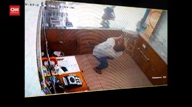 VIDEO: Gunakan Parang, Seorang Pria Rampok Toko Perhiasan