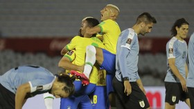 Brasil Hajar Uruguay, Cavani Diusir Wasit