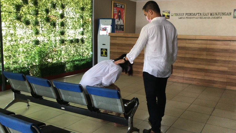 Vanessa Angel Vanessa Angel menyerahkan diri ke rutan pondok bambu