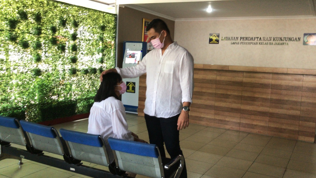 Vanessa Angel menyerahkan diri ke rutan pondok bambu