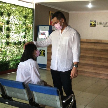 Dengan Mata Berkaca-kaca, Vanessa Angel Serahkan Diri ke Rutan Pondok Bambu