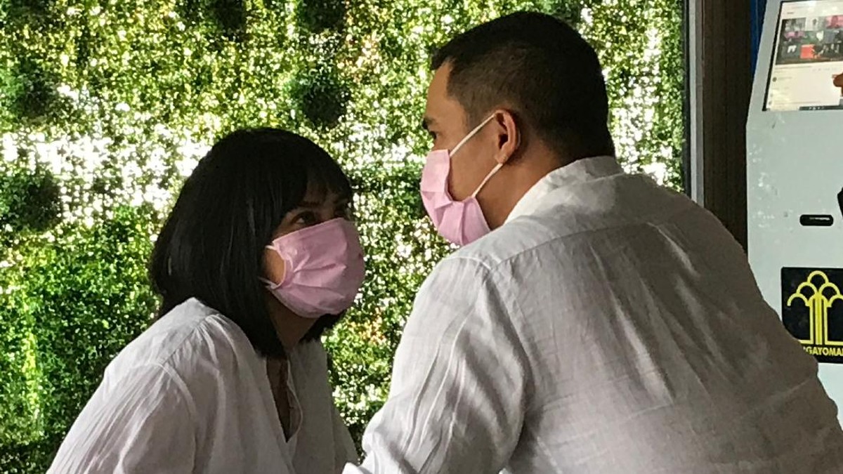 Vanessa Angel menyerahkan diri ke rutan pondok bambu