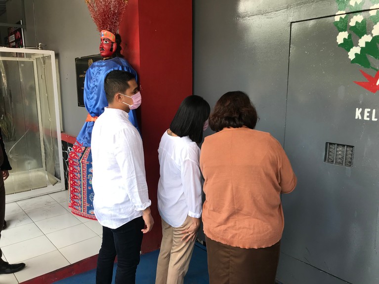 Vanessa Angel Vanessa Angel menyerahkan diri ke rutan pondok bambu