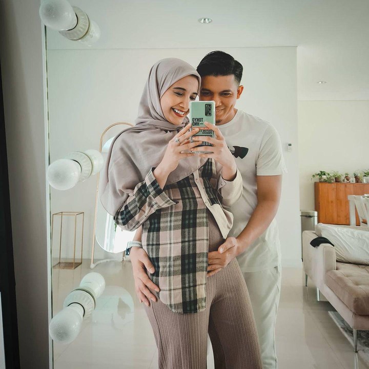 <p>Semenjak hamil anak pertama, Zaskia juga makin terlihat canti dan glowing ya, Bunda. (Foto: Instagram @irwansyah_15)</p>