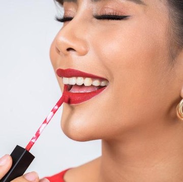 img-title Gak Bikin Wajah Kusam, 8 Rekomendasi Lipstik Nude untuk Kulit Sawo Matang