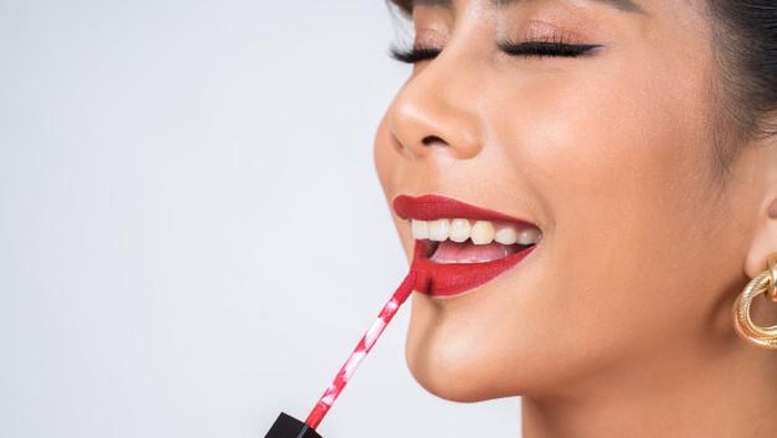 Gak Bikin Wajah Kusam 8 Rekomendasi Lipstik Nude untuk 