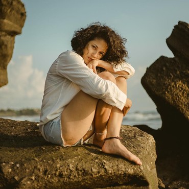 7 Foto Sitha Marino yang Mampu Rebut Hati Bastian Steel dari Shafa Harris