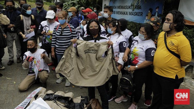 Puluhan relawan Covid memprotes kebijakan Satgas Covid yang memberikan 20 ribu masker dan hand sanitizer dalam acara pernikahan putri Rizieq Shihab.