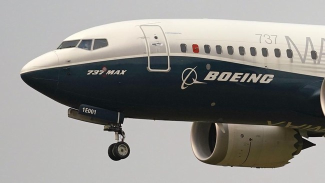 Pesawat Boeing 737 Max akan kembali mengudara di Amerika Serikat pada Selasa (29/12) setelah hampir dua tahun dilarang terbang.