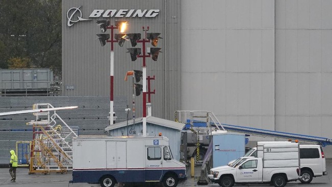 Perusahaan pembuat pesawat Boeing mencatatkan laba sebesar US$587 juta pada kuartal II 2021.