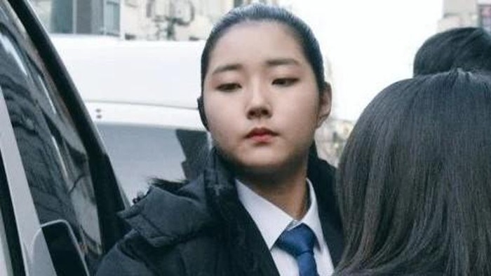 Bukan Senjata Tajam, Ini Benda Penting yang Dibawa Bodyguard Artis K-Pop!