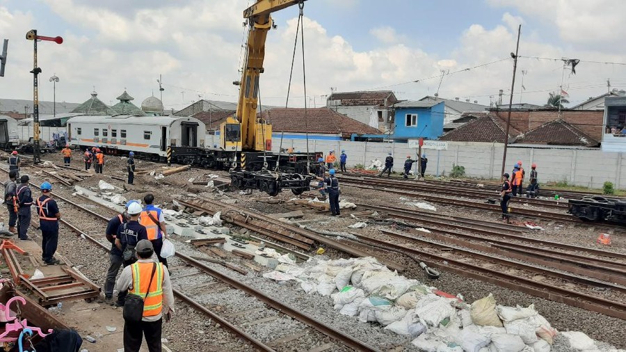 Crane evakuasi gerbong KA anjlok di Malang