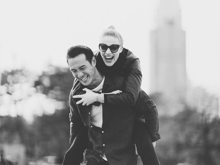 Pernikahan Sempat Ditutupi, Ini 7 Foto Romantis Daniel Mananta & Istri Bulenya
