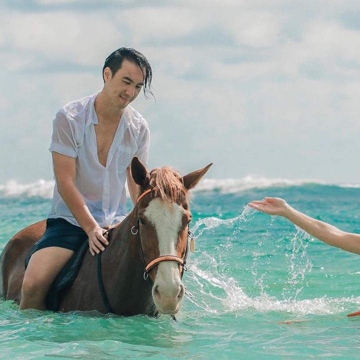 <p>Belum lama ini, Daniel dan Viola berlibur bersama ke Nihi, Sumba. Mereka terlihat kompak dan romantis selama liburan. Siap-siap baper yang melihatnya. He-he-he. (Foto: Instagram @vjdaniel)</p>