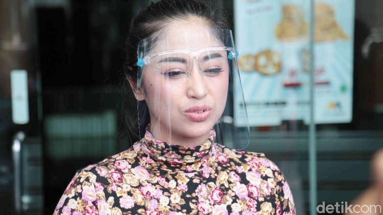 Dewi Perssik Dewi Perssik saat ditemui di kawasan Trans TV.