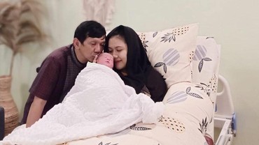Komedian Ginanjar Dikaruniai Anak Pertama di Usia 56 Tahun