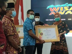 Gubernur Sumbar Serahkan Langsung Peduli Wisata Award-GIPI Award 2020