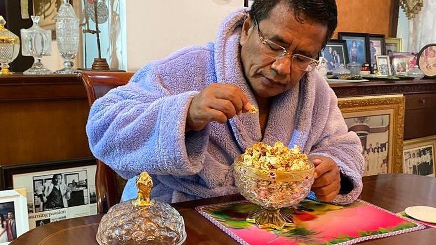 Hotman Paris Menang Lelang Popcorn Chef Arnold Rp 50 Juta