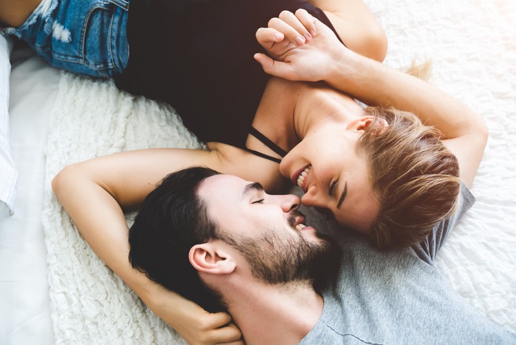 ilustrasi seks Passionate woman gently kissing man on with romantic kiss.desire lying on bed, young tender lover enjoys touching soft skin of sensual sexy lady moaning having sex.