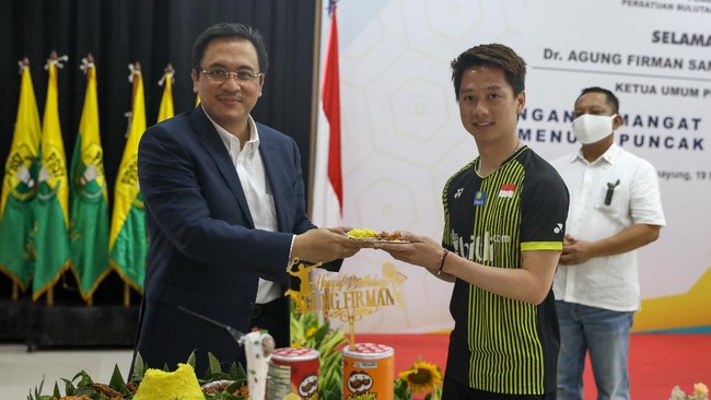 Ketua Umum PBSI Agung Firman Sampurna menjanjikan bakal berjuang bersama-sama atlet dan pelatih untuk meraih prestasi.