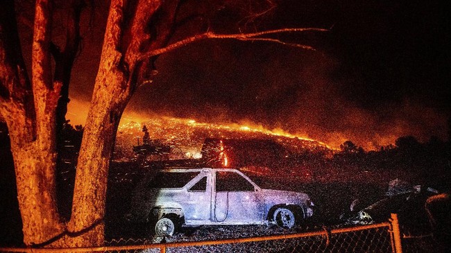FOTO: Merah Membara Sepanjang Perbatasan California-Nevada