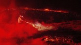 FOTO: Merah Membara Sepanjang Perbatasan California-Nevada Kebakaran lahan yang menghantam Nevada utara memicu langit merah membara di sepanjang perbatasan dengan California.