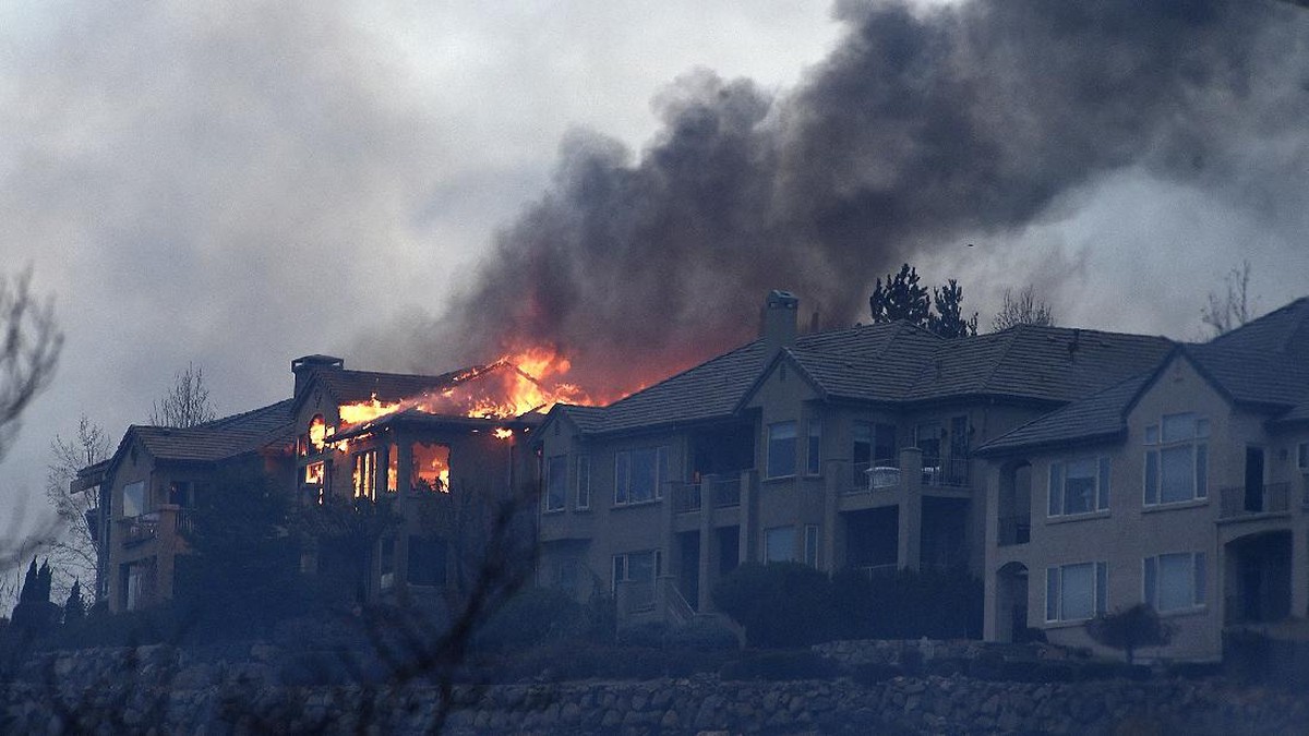 FOTO: Merah Membara Sepanjang Perbatasan California-Nevada