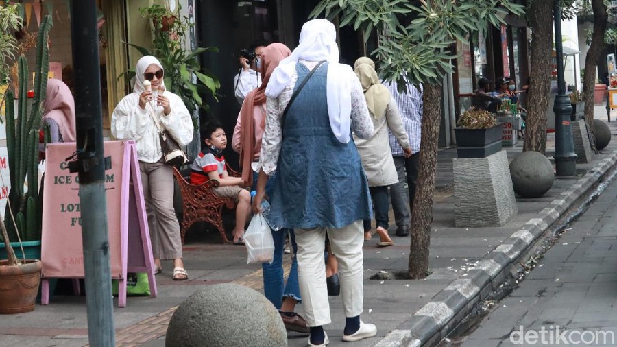 Kasus COVID-19 di Kota Bandung, Jawa Barat kembali meningkat. Namun, masih ditemukan kerumunan dan warga yang nongkrong dengan tidak menggunakan masker.
