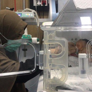 Oki Setiana Dewi dan Suami Ungkap Alasan Anak Baru Keluar RS Sejak Lahir