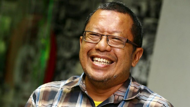 Pakar Teknologi Informatika (TI) Indonesia, Onno W. Purbo raih penghargaan dunia dari Internet Society dan diganjar hadiah Rp2,8 miliar.