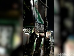 Video Pencopotan Baliho Habib Rizieq oleh Orang Berseragam Loreng