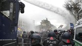 FOTO: Polisi Pakai Meriam Air Bubarkan Massa Anti Lockdown Polisi membubarkan paksa ribuan pengunjuk rasa yang menggelar aksi demo memprotes lockdown di dekat gedung parlemen Jerman pada Rabu (18/11).