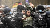 FOTO: Polisi Pakai Meriam Air Bubarkan Massa Anti Lockdown Polisi membubarkan paksa ribuan pengunjuk rasa yang menggelar aksi demo memprotes lockdown di dekat gedung parlemen Jerman pada Rabu (18/11).