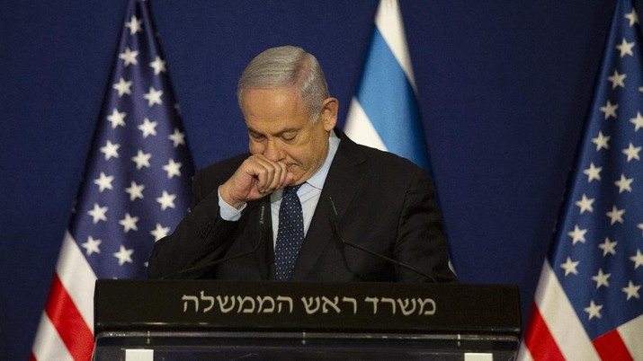 Perdana Menteri Israel Benjamin Netanyahu berhenti saat pernyataan bersama dengan Menteri Luar Negeri AS Mike Pompeo di Yerusalem, Kamis, (19/11/2020). (AP Photo / Maya Alleruzzo, Pool)